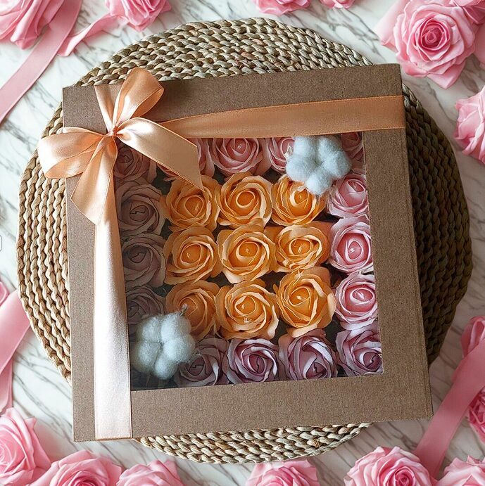 Ziepju ziedu dāvanu kaste 25 rozes Persika